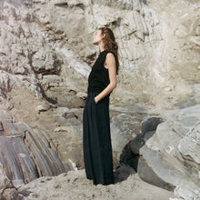 Cashmere Round Neck Vest in Black