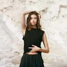 Cashmere Round Neck Vest in Black