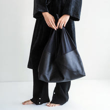 Load image into Gallery viewer, Medium Azuma Leather Bag in Black