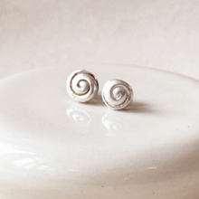 Load image into Gallery viewer, Silver Spiral Shell Stud