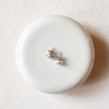 Load image into Gallery viewer, Silver Spiral Shell Stud