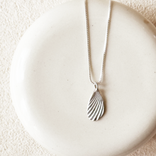 Load image into Gallery viewer, Scallop Shell Impression Necklace