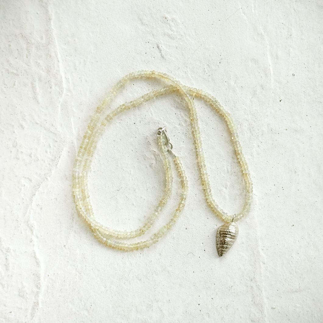 Small Shell Necklace in Silver/Opal