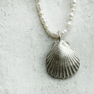Scallop Shell Necklace in Silver/Pearls