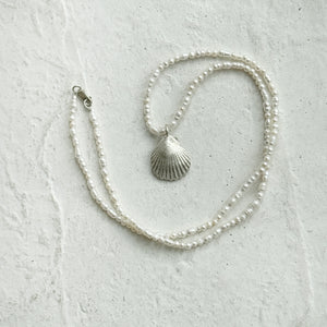 Scallop Shell Necklace in Silver/Pearls