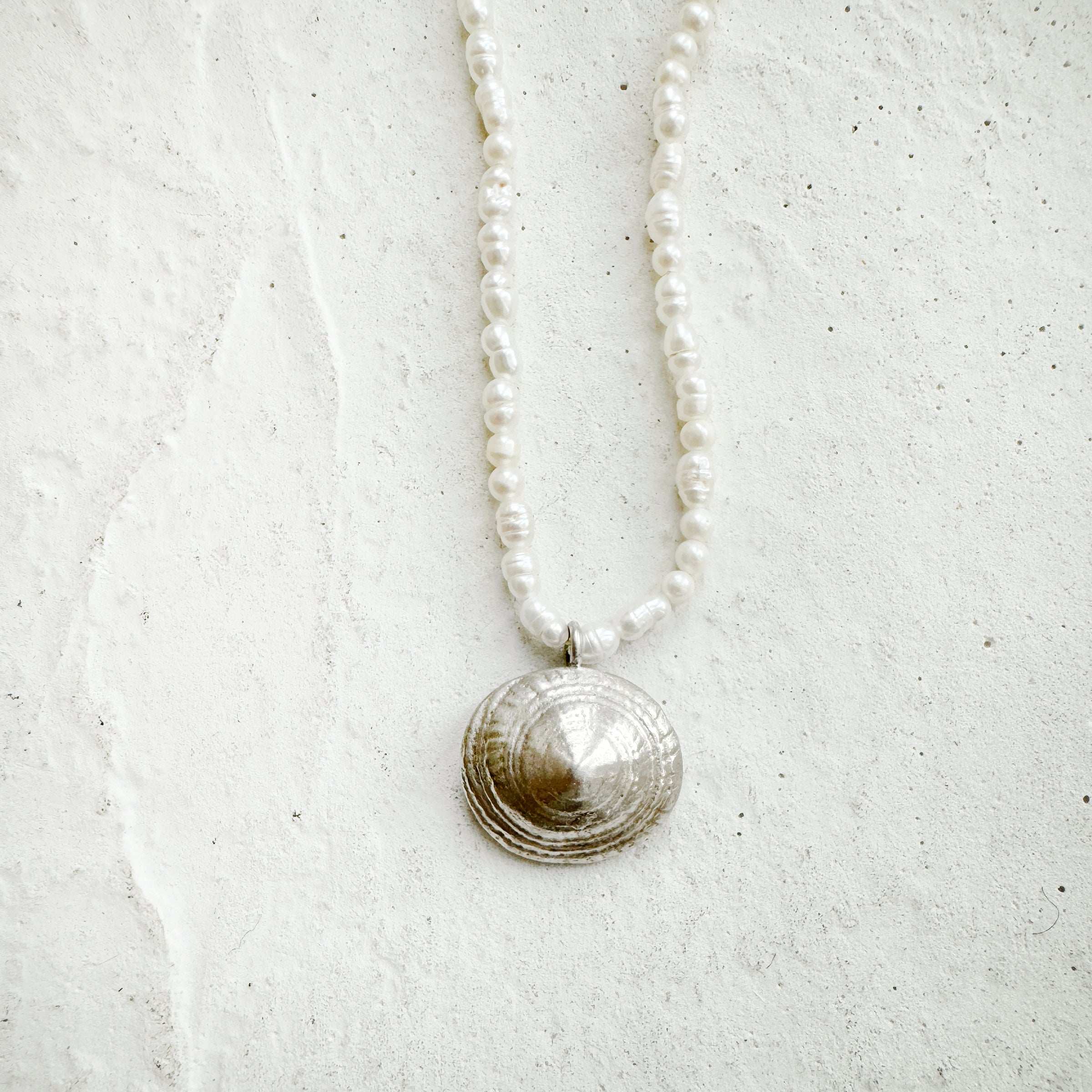 Limpet Shell necklace in Silver/Pearls