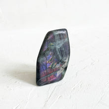 Load image into Gallery viewer, Labradorite Gemstone
