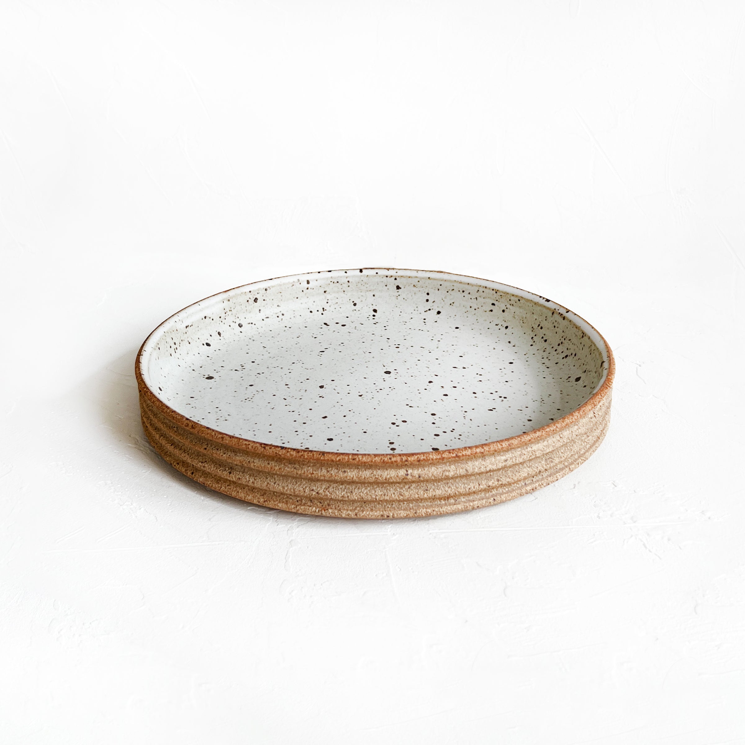 Ribbed Serving Platter in Speckled White