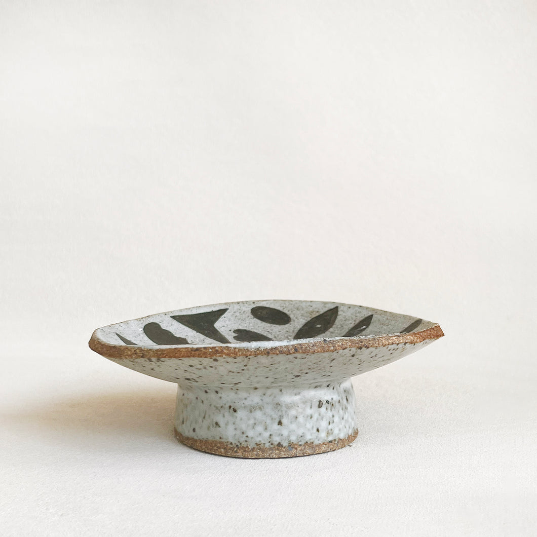 Shape Pedestal Dish in Gray