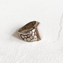 Load image into Gallery viewer, Mother of Pearl Ring