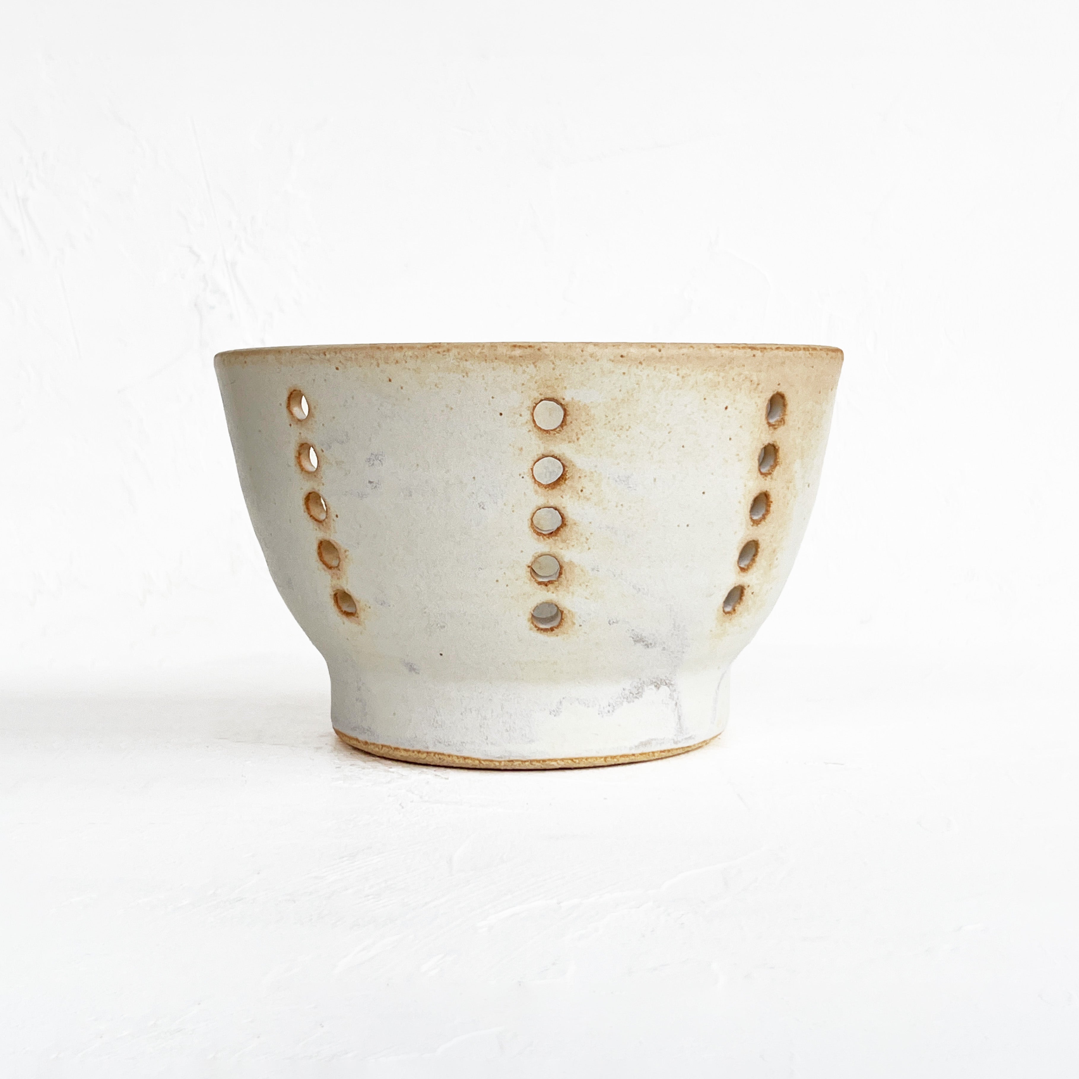 Ceramic Colander in Warm White