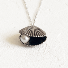 Load image into Gallery viewer, Shell and Pearl Necklace