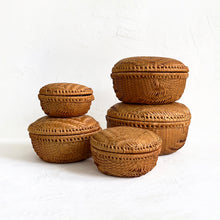 Load image into Gallery viewer, Vintage Nesting Baskets