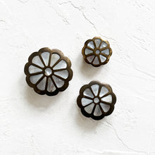 Load image into Gallery viewer, Vintage Mother of Pearl Daisy Box