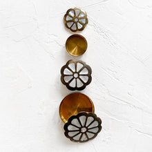 Load image into Gallery viewer, Vintage Mother of Pearl Daisy Box