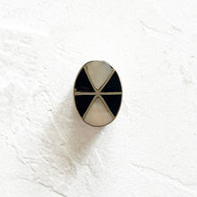 Load image into Gallery viewer, Vintage Shell Pill Box